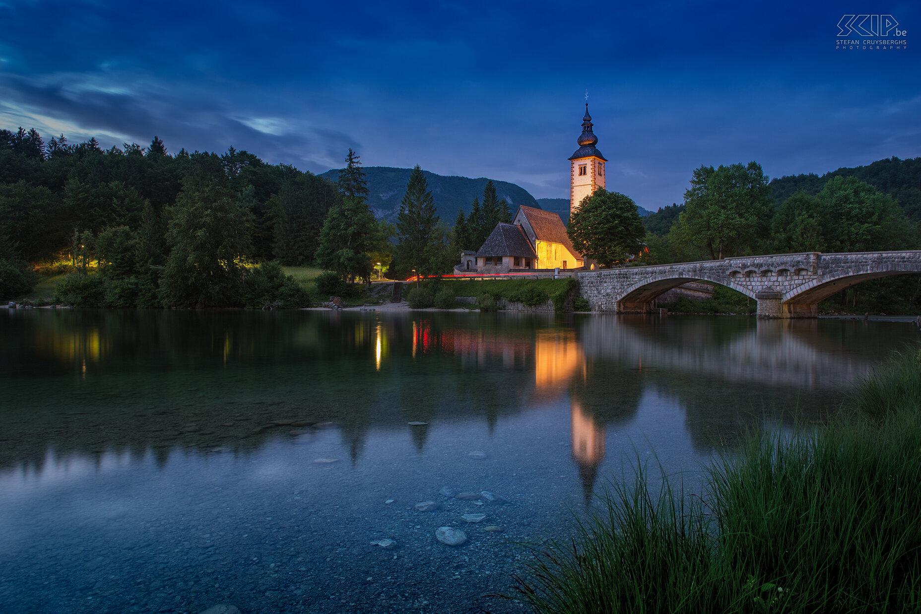 Het meer van Bohinj - Ribcev laz by night Het meer van Bohinj is een van de mooiste meren van Slovenië. Aan de oever nabij het dorpje Ribcev laz ligt de oude brug en de Johanneskerk. Stefan Cruysberghs